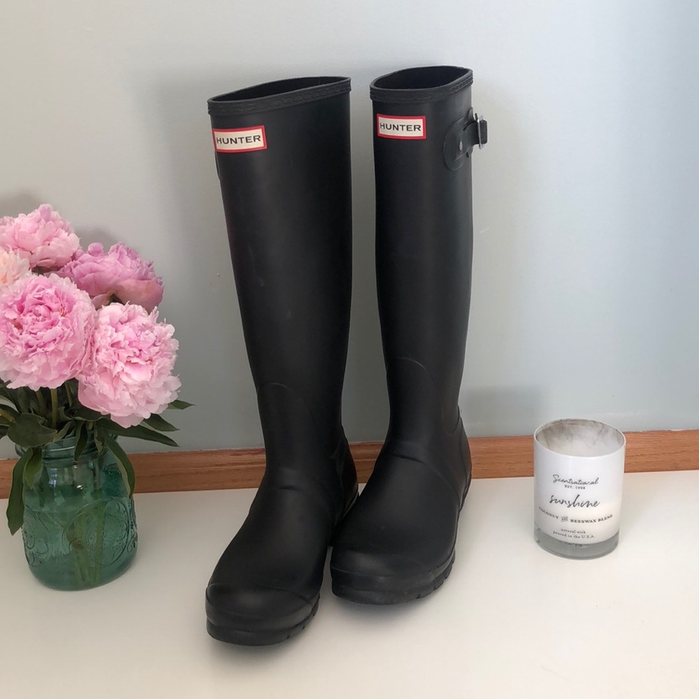 Matte black tall Hunter rain boots!